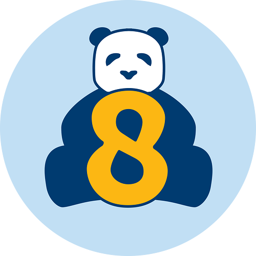 一只熊猫坐在数字8后面。